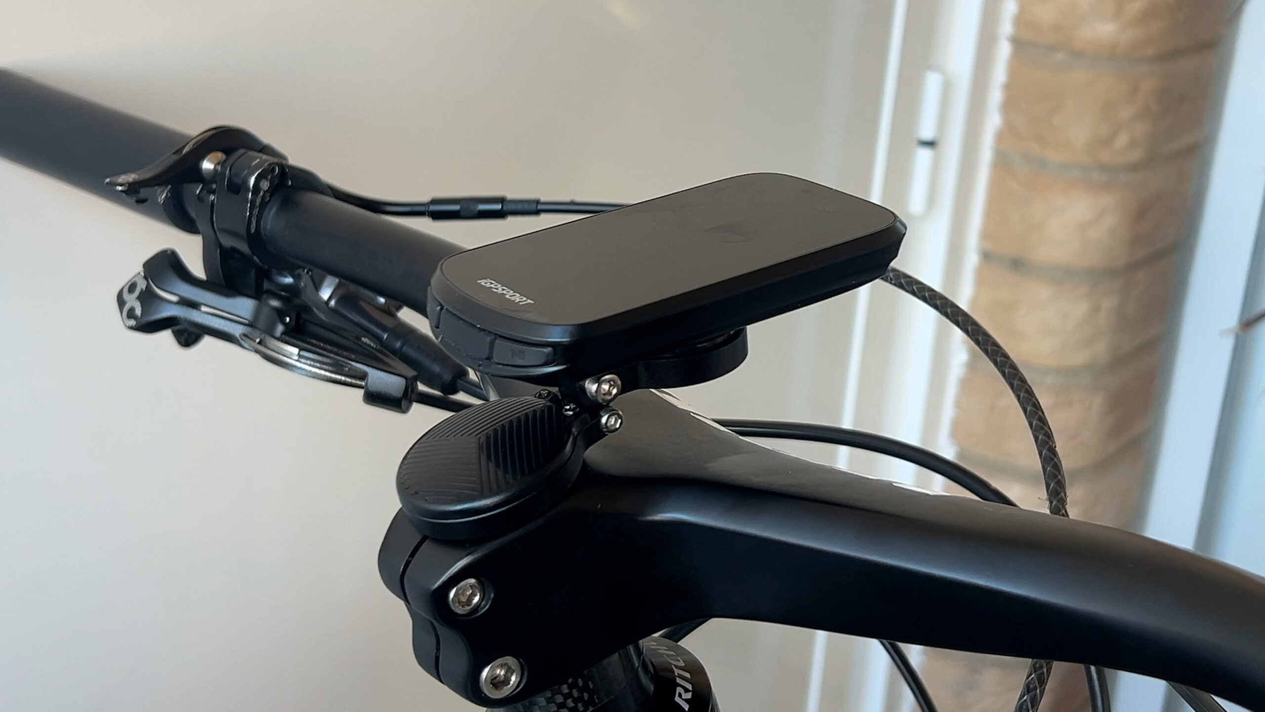 iGPSPORT BSC500 instalado en soporte tipo Garmin