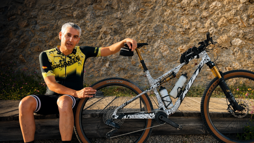 Salva junto al equipamiento ciclista que utiliza actualmente