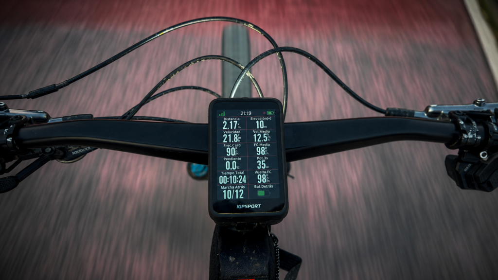 Ciclocomputador iGPSPORT BiNavi montado en una bicicleta