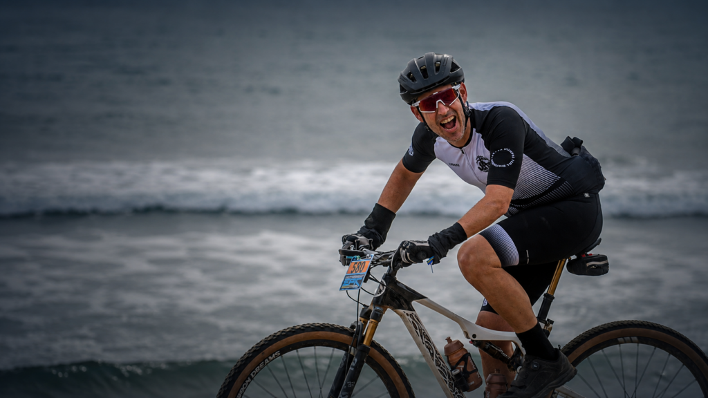 Salva utilizando su equipamiento ciclista en la Mediterranean Epic 2024