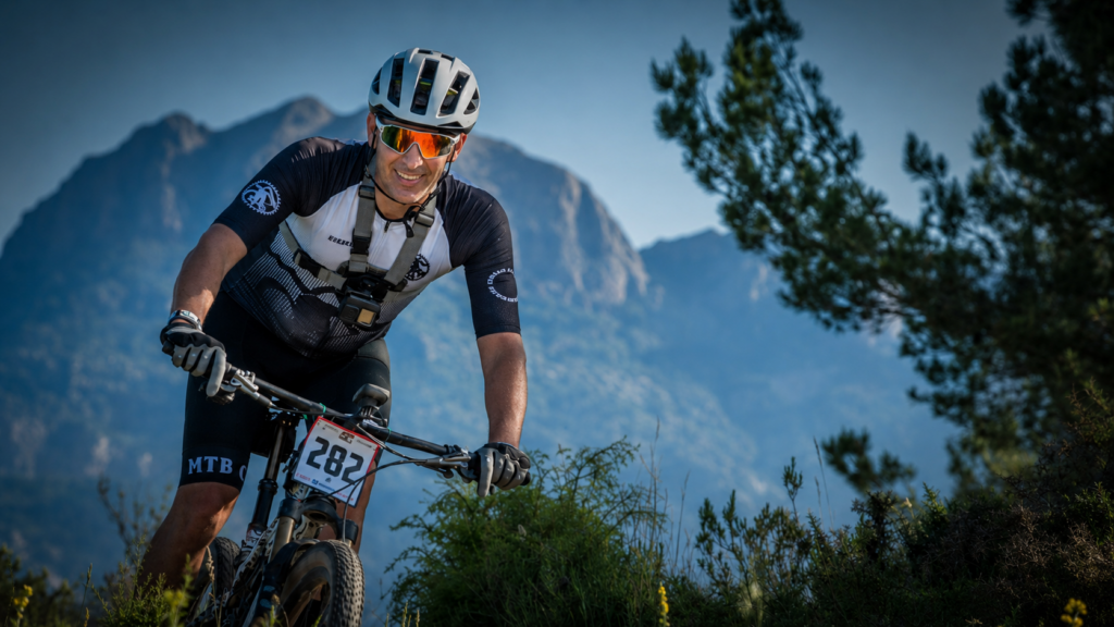 Salva utilizando gafas fotocromáticas Rockbros en MTB
