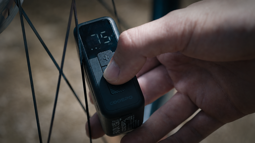 Minibomba eléctrica Coospo X1 inflando una rueda de bicicleta