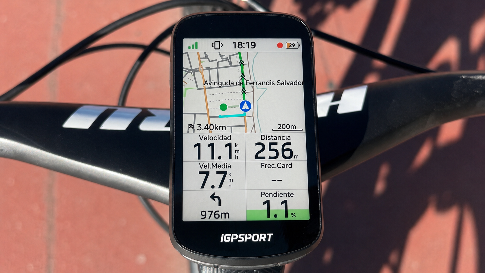 iGPSPORT BSC500 instalado en el manillar de una bicicleta