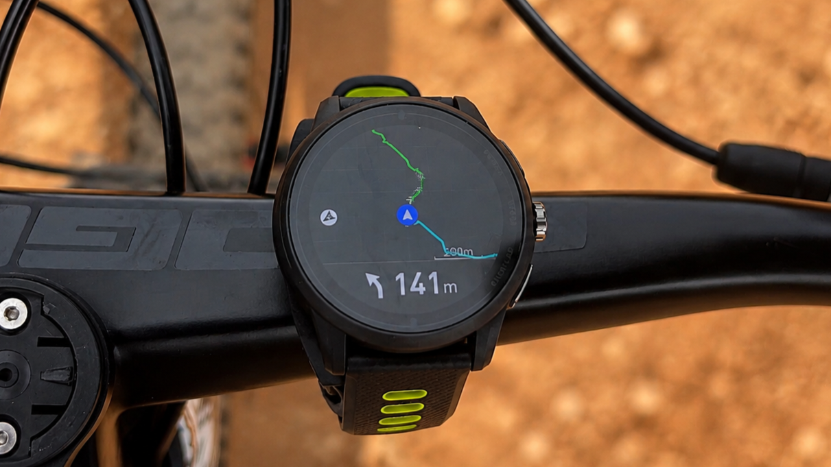 Navegación GPS con indicaciones de giro en iGPSPORT VeRun durante una ruta MTB