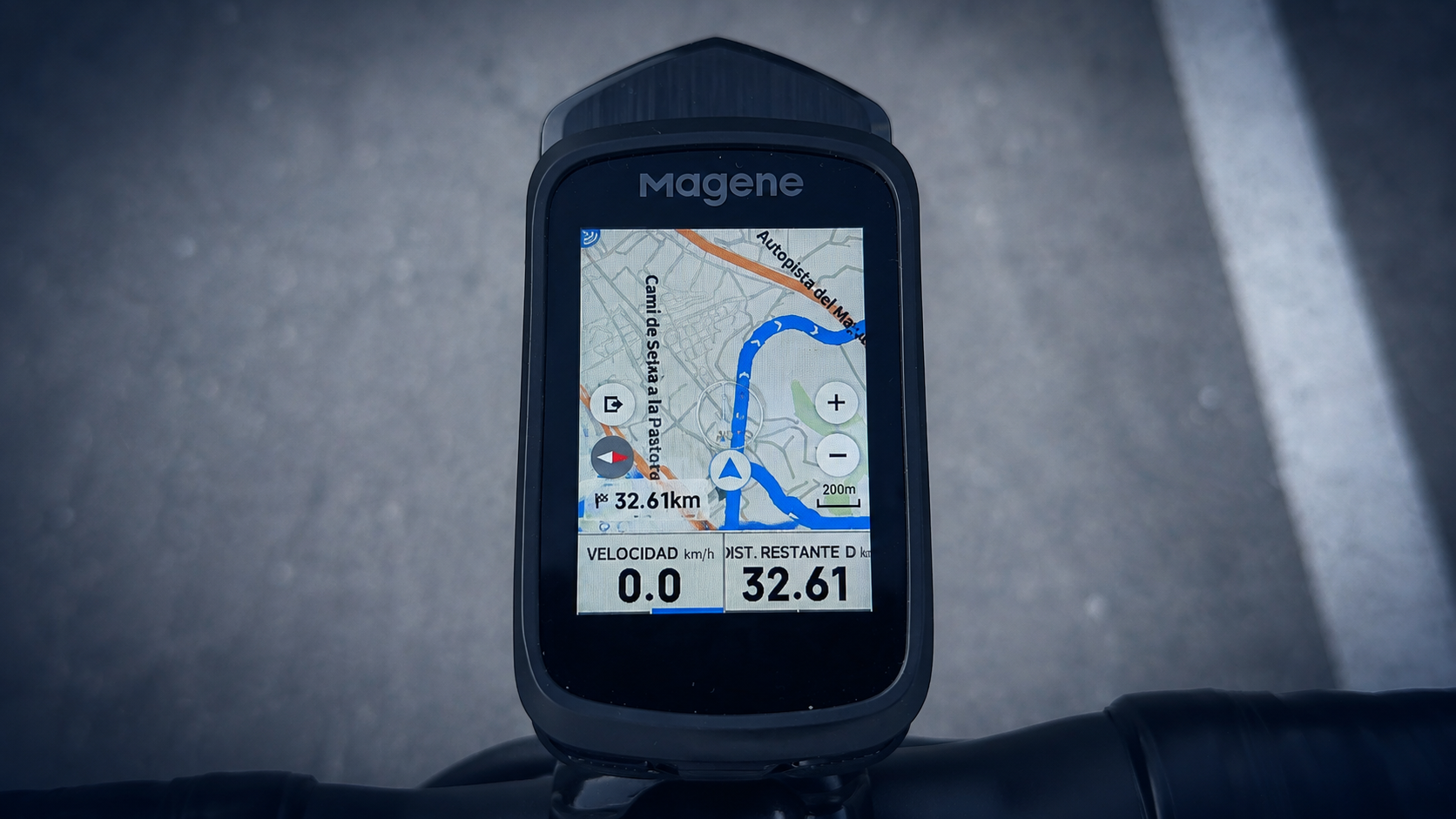 Magene C606 V2 mostrando navegación con mapa offline y ruta cargada en pantalla