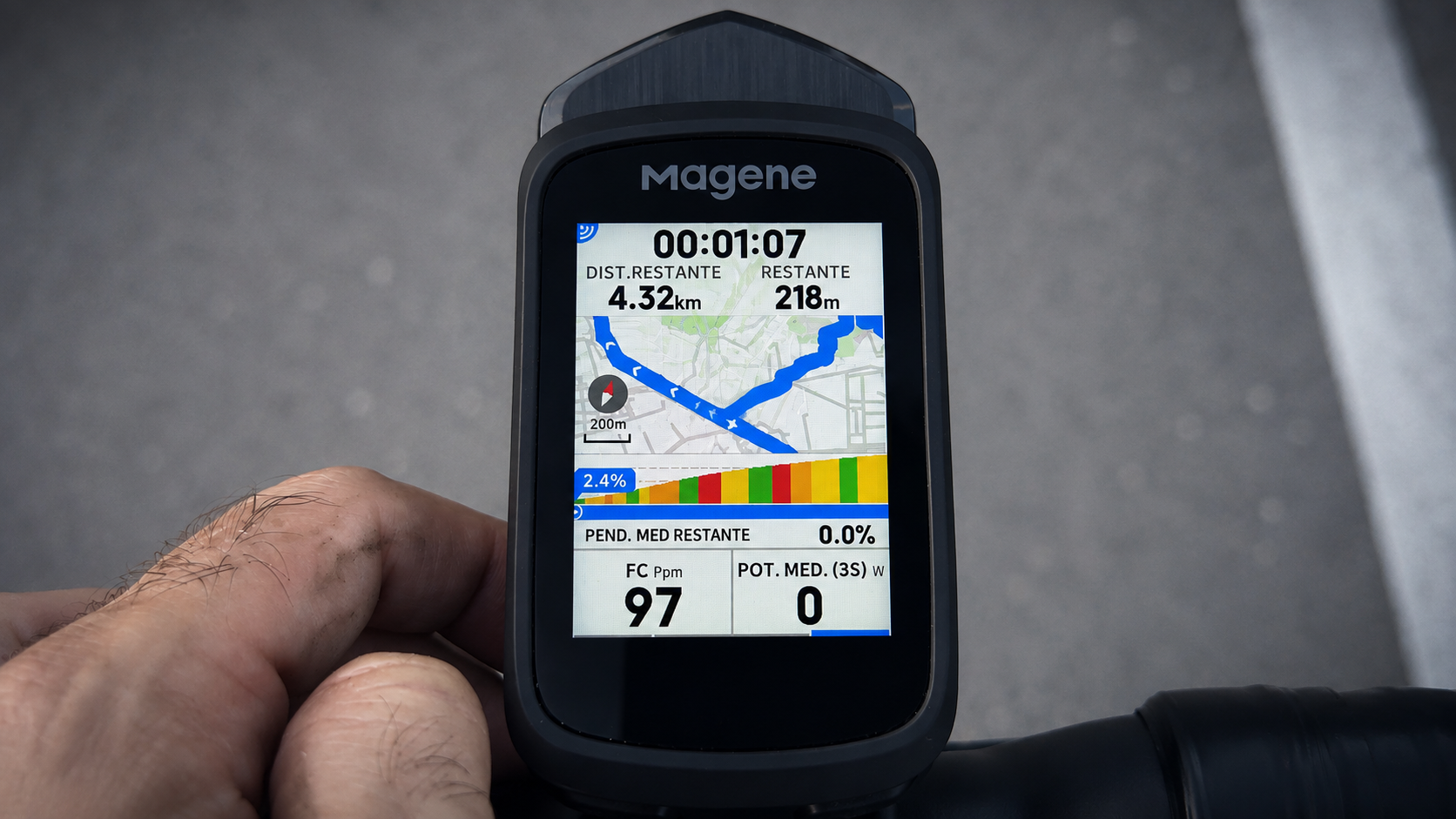 Función iClimb del Magene C606 V2 con mapa y perfil de ascensión en pantalla partida
